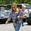 Hilary Duff emmène son fils Luca en courses dans les rues de Los Angeles, le 9 août 2013.