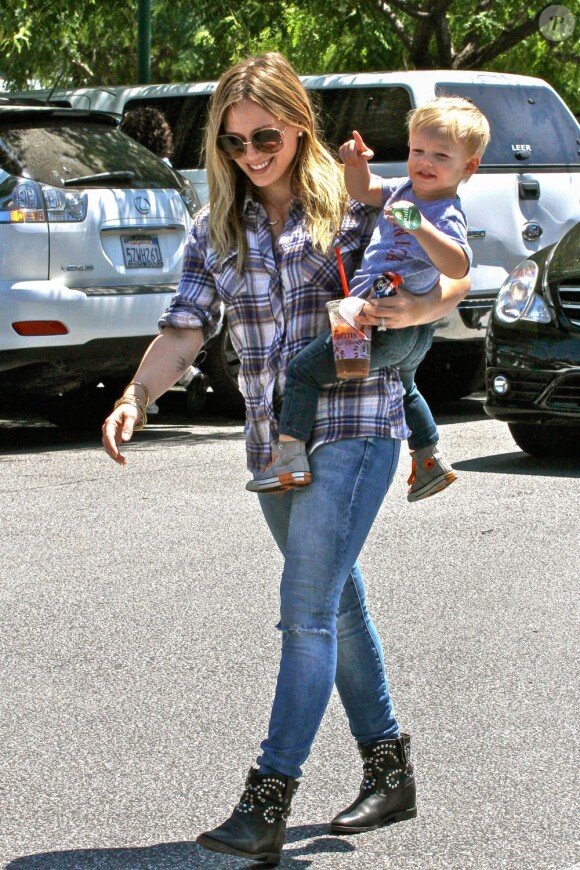 Hilary Duff emmène son fils Luca en courses dans les rues de Los Angeles, le 9 août 2013.