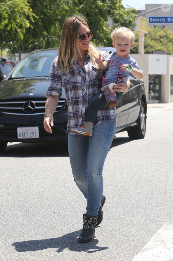 Hilary Duff et son fils Luca font du shopping à Los Angeles, le 9 août 2013.