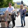 Hilary Duff en compagnie de Mike Comrie et de leur fils Luca dans les rues de Los Angeles, le 9 août 2013.