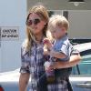 Hilary Duff et son mari Mike Comrie avec leur fils Luca font du shopping à Los Angeles, le 9 août 2013.