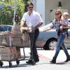 Hilary Duff et son mari Mike Comrie avec leur fils Luca font du shopping à Los Angeles, le 9 août 2013.
