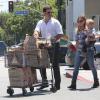 Hilary Duff et son mari Mike Comrie avec leur fils Luca font du shopping à Los Angeles, le 9 août 2013.