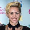 Miley Cyrus prend la pose en salle de presse à la cérémonie des Teen Choice Awards, à Los Angeles, le 11 août 2013.