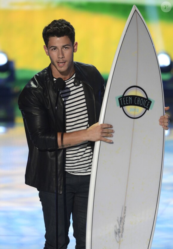 Nick Jonas sur la scène de la cérémonie des Teen Choice Awards, à Los Angeles, le 11 août 2013.