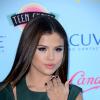 Selena Gomez prend la pose sur le tapis rouge de la cérémonie des Teen Choice Awards, à Los Angeles, le 11 août 2013.