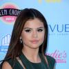Selena Gomez prend la pose sur le tapis rouge de la cérémonie des Teen Choice Awards, à Los Angeles, le 11 août 2013.