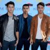 Le groupe Jonas Brothers prend la pose à la cérémonie des Teen Choice Awards, à Los Angeles, le 11 août 2013.