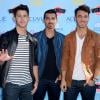 Le groupe Jonas Brothers prend la pose à la cérémonie des Teen Choice Awards, à Los Angeles, le 11 août 2013.