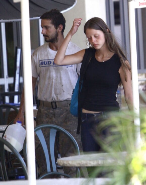 Exclusif - Shia LaBeouf et sa petite amie Mia Goth vont faire des courses à Tarzana, le 11 août 2013.