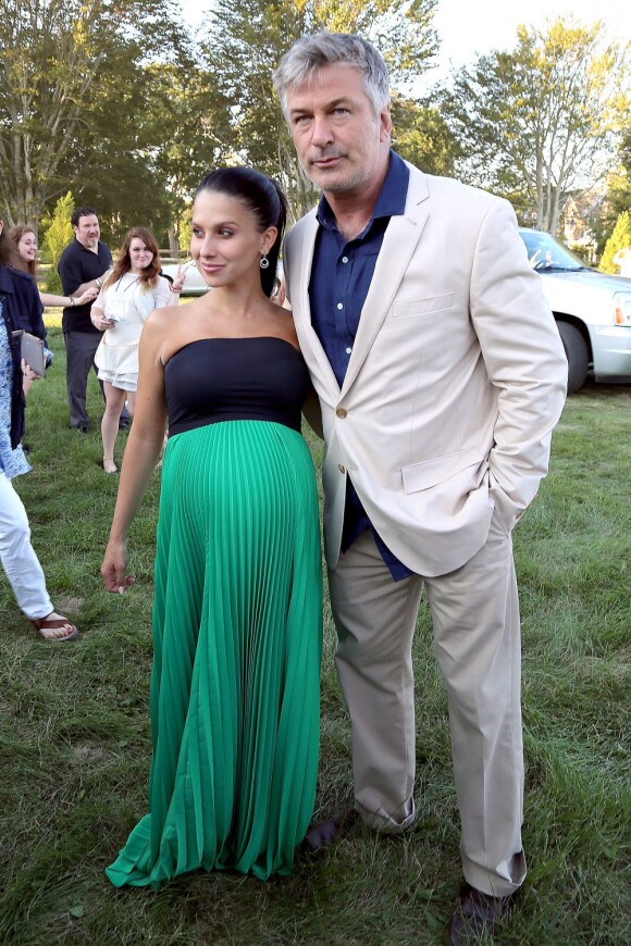 Alec Baldwin et son épouse Hilaria, enceinte, à la "Author's Night" organisée à la Gardiner's Farm, à East Hampton, le 10 août 2013.