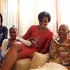 Michelle Obama et ses filles Sasha et Malia avec Nelson Mandela à Houghton, Johannesburg le 21 juin 2011