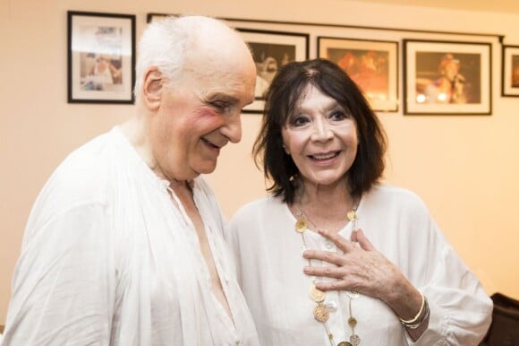 Juliette Greco félicite Michel Bouquet à la fin de sa représentation de la pièce Le Roi se meurt au Théâtre de Verdure du Festival de Ramatuelle le 11 août 2013