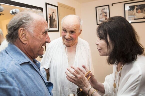 Claude Brasseur et Juliette Greco félicitent Michel Bouquet à la fin de sa représentation de la pièce Le Roi se meurt au Théâtre de Verdure du Festival de Ramatuelle le 11 août 2013