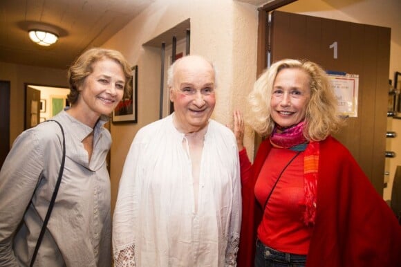 Charlotte Rampling et Brigitte Fossey félicitent Michel Bouquet à la fin de sa représentation de la pièce Le Roi se meurt au Théâtre de Verdure du Festival de Ramatuelle le 11 août 2013