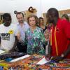La reine Sofia visitant la Fondation Joana Barcelo, un site de l'association Caritas, le 12 août 2013 à Palma de Majorque.