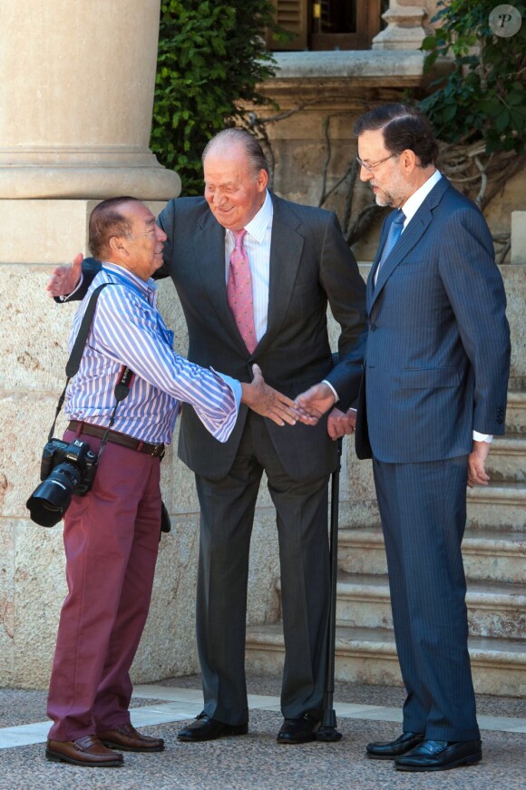 Le roi Juan Carlos Ier d'Espagne, recevant le chef du gouvernement Mariano Rajoy au palais Marivent, a eu le 9 août 2013 des mots très sympathiques à l'égard du photographe Juan Chavez du magazine Hola!, qui prend sa retraite après 38 années passées à couvrir l'actualité de la famille royale.