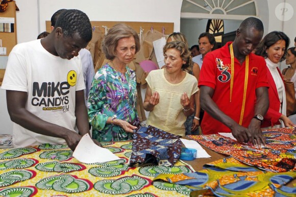 La reine Sofia s'est intéressée à divers ateliers à la Fondation Joana Barcelo, un site de l'association Caritas, le 12 août 2013 à Palma de Majorque.