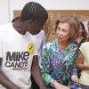 La reine Sofia d'Espagne s'est intéressée à divers ateliers à la Fondation Joana Barcelo, un site de l'association Caritas, le 12 août 2013 à Palma de Majorque.