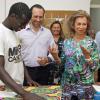 La reine Sofia s'est intéressée à divers ateliers à la Fondation Joana Barcelo, un site de l'association Caritas, le 12 août 2013 à Palma de Majorque.