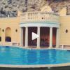 Rocco Ritchie cascadeur profite de la piscine de sa maison de vacances quand sa mère Madonna a le dos tourné