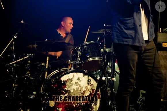 Pete Salisbury de The Verve remplace Jon Brookes pour un concert des Charlatans à Londres le 26 septembre 2012.