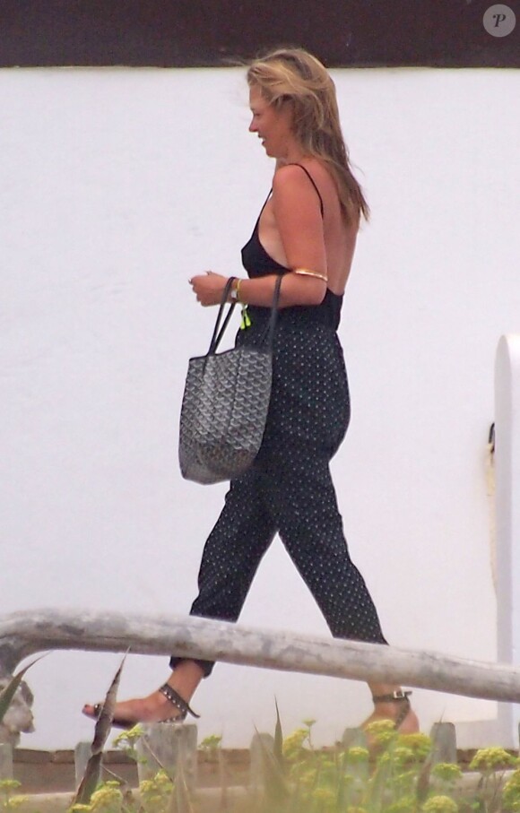 Le mannequin britannique Kate Moss, sa fille Lila Grace, et son mari Jamie Hince vont déjeuner à Formentera, le 13 aout 2013.