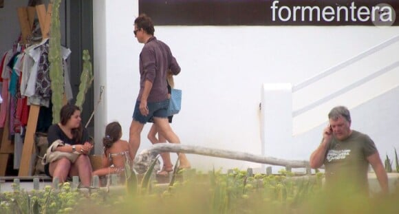 Kate Moss se la coule douce avec sa fille Lila Grace, et son mari Jamie Hince. Ils vont déjeuner à Formentera, le 13 aout 2013.