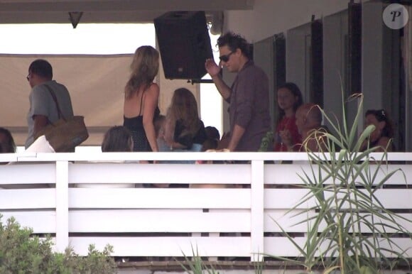 Kate Moss, sa fille Lila Grace, et son mari Jamie Hince vont déjeuner sur l'île de Formentera, le 13 aout 2013.