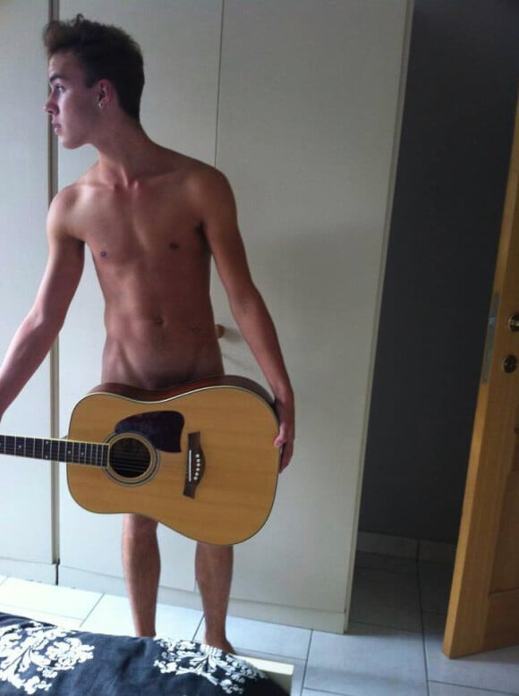 Christopher Bieber, le sosie de Justin Bieber, a lui aussi posé nu comme son idole.