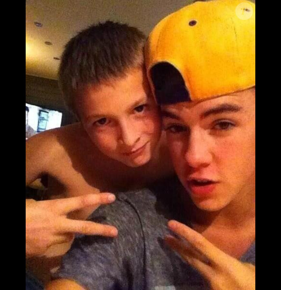 Christopher Bieber pose avec son frère Romain décédé samedi 6 avril 2013 dans un accident de voiture en Belgique