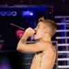 Justin Bieber, torse nu sur scène pour sa tournée à la Lanxess Arena de Cologne, le 6 avril 2013.
