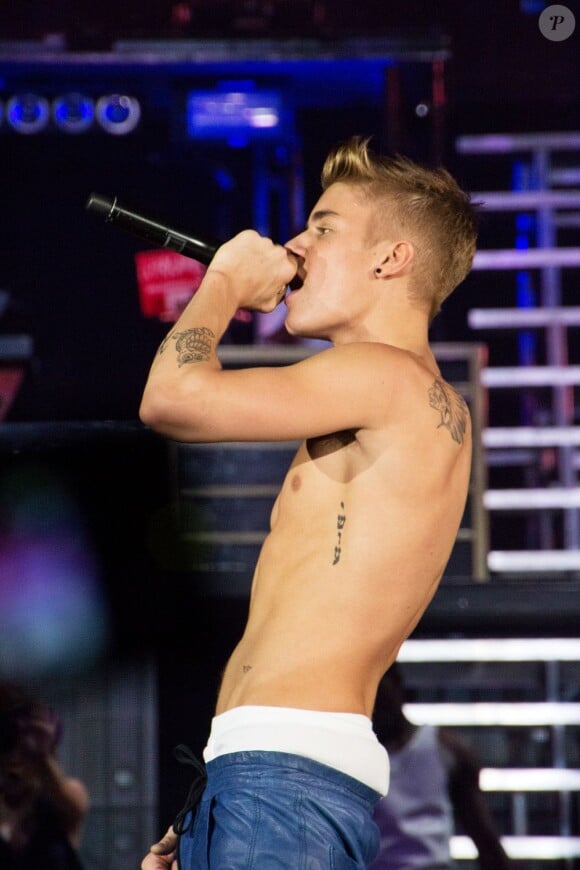 Justin Bieber, torse nu sur scène pour sa tournée à la Lanxess Arena de Cologne, le 6 avril 2013.