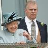 Le prince Andrew avec sa mère la reine Elizabeth II le 1er juin 2013 au derby d'Espom.