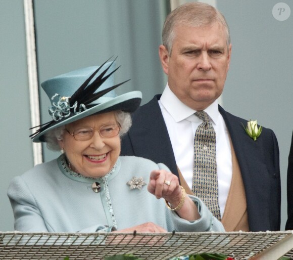 Le prince Andrew avec sa mère la reine Elizabeth II le 1er juin 2013 au derby d'Espom.