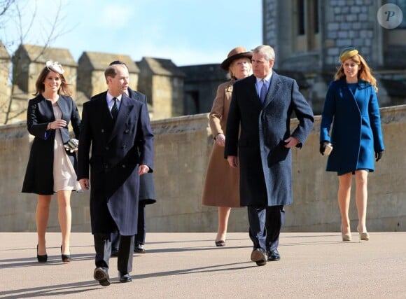 Le prince Andrew et ses filles Eugenie et Beatrice avec le comte et la comtesse de Wessex pour la messe de Pâques à Windsor le 31 mars 2013