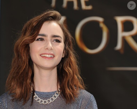 Lily Collins radieuse à la rencontre avec les fans de The Mortal Instruments: La Cité des Ténèbres, à Glendale, Los Angeles, le 13 août 2013.