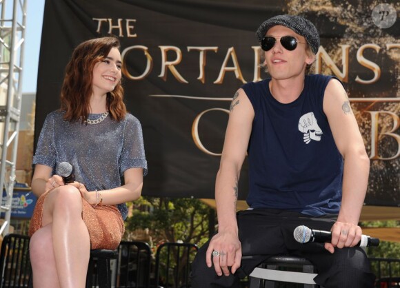 Lily Collins et Jamie Campbell Bower à la rencontre avec les fans de The Mortal Instruments: La Cité des Ténèbres, à Glendale, Los Angeles, le 13 août 2013.