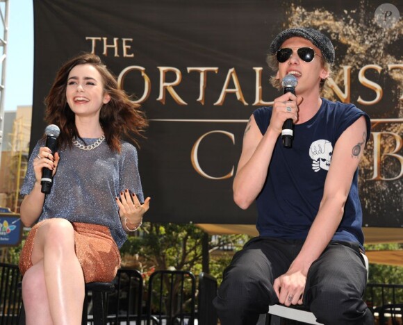 Jamie Campbell Bower et Lily Collins à la rencontre avec les fans de The Mortal Instruments: La Cité des Ténèbres, à Glendale, Los Angeles, le 13 août 2013.