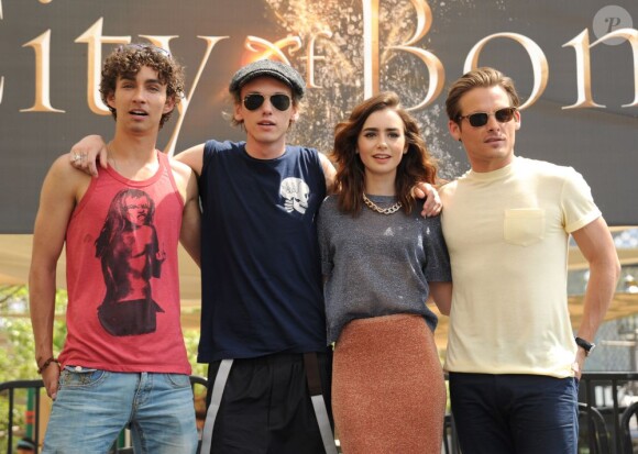 Robert Sheehan, Jamie Campbell Bower, Lily Collins et Kevin Zegers à la rencontre avec les fans de The Mortal Instruments: La Cité des Ténèbres, à Glendale, Los Angeles, le 13 août 2013.