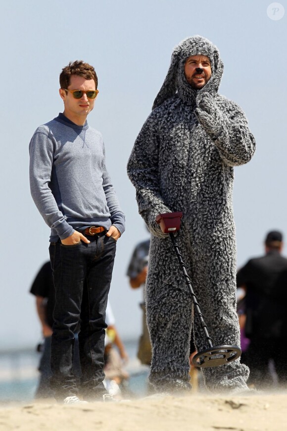 Elijah Wood et Jason Gann sur le tournage de la série Wilfried le 7 mai 2012 à Los Angeles.