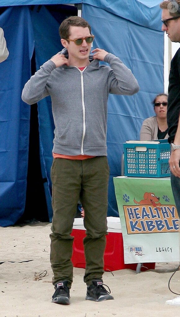 Elijah Wood sur le tournage de la série Wilfried le 7 mai 2012 à Los Angeles.