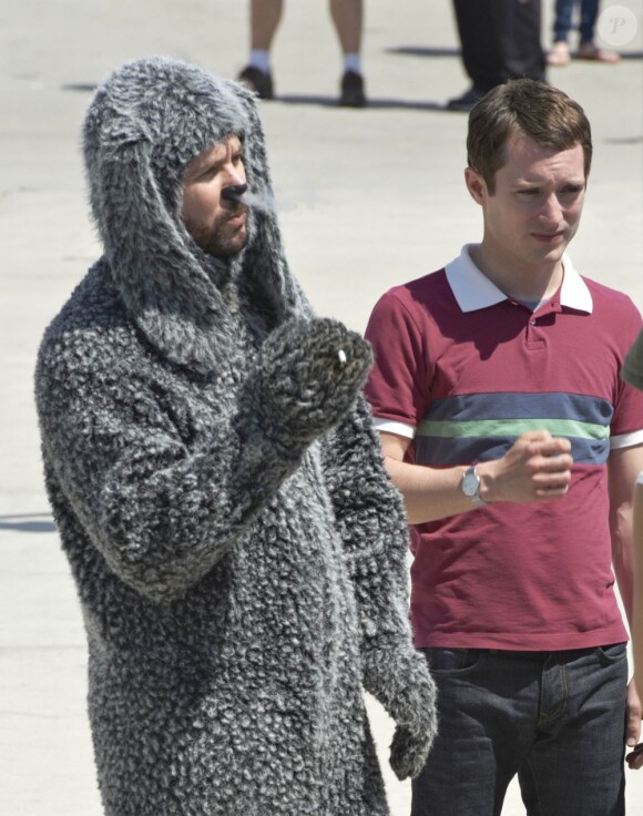 Elijah Wood et Jason Gann sur le tournage de la série Wilfried le 4 avril 2012 à Los Angeles. 