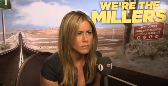 Jennifer Aniston étonnée lors d'une interview sur la BBC Radio One.