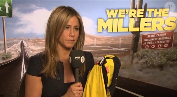 Jennifer Aniston et la maillot de Watford pendant une interview sur la BBC Radio One.