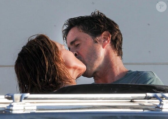 Luke Wilson et Helen Hunt partagent un baiser fougueux sur le tournage du film "Ride" à Venice Beach, le 15 août 2013.