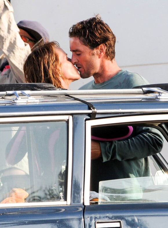 Helen Hunt et Luke Wilson en plein baiser sur le tournage du film "Ride" à Venice Beach, le 15 août 2013.