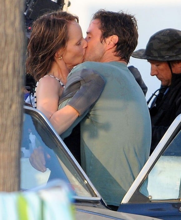 Helen Hunt et Luke Wilson s'embrassent sur le tournage du film "Ride" à Venice Beach, le 15 août 2013.