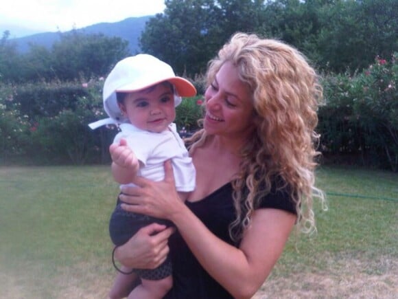 Shakira et son petit Milan, le 16 août 2013 en France.