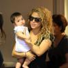 Shakira accompagnée de son fils Milan à l'aéroport de Los Angeles, le 15 août 2013.